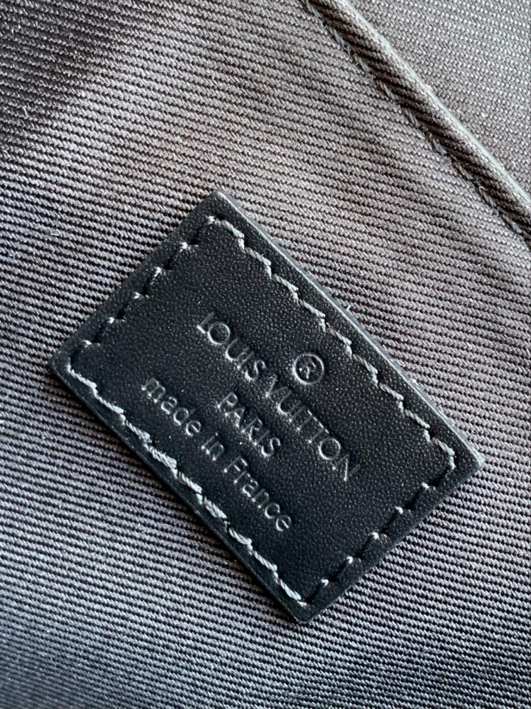 图片[2]-Nano Steamer 手袋取材 Monogram Eclipse 帆布，以袖珍尺寸浓缩 Steamer 手袋设计，全皮压花黑花黑皮链条背包挎包oo[握手][握手]借加固包角、饰针和链条复现原版元素。搭配顶部手柄和可拆卸并调节的链条，成就多种背携方式。15 x 18 x 7厘米-newbee