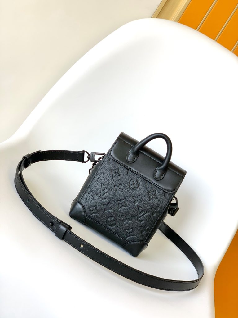 图片[4]-Nano Steamer 手袋取材 Monogram Eclipse 帆布，以袖珍尺寸浓缩 Steamer 手袋设计，全皮压花黑花黑皮链条背包挎包oo[握手][握手]借加固包角、饰针和链条复现原版元素。搭配顶部手柄和可拆卸并调节的链条，成就多种背携方式。15 x 18 x 7厘米-newbee