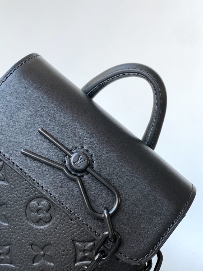 图片[6]-Nano Steamer 手袋取材 Monogram Eclipse 帆布，以袖珍尺寸浓缩 Steamer 手袋设计，全皮压花黑花黑皮链条背包挎包oo[握手][握手]借加固包角、饰针和链条复现原版元素。搭配顶部手柄和可拆卸并调节的链条，成就多种背携方式。15 x 18 x 7厘米-newbee