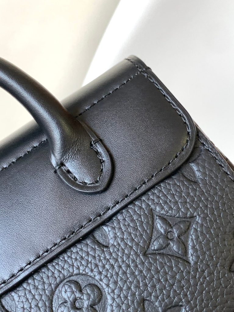 图片[7]-Nano Steamer 手袋取材 Monogram Eclipse 帆布，以袖珍尺寸浓缩 Steamer 手袋设计，全皮压花黑花黑皮链条背包挎包oo[握手][握手]借加固包角、饰针和链条复现原版元素。搭配顶部手柄和可拆卸并调节的链条，成就多种背携方式。15 x 18 x 7厘米-newbee