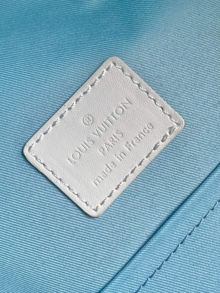 图片[2]-涂鸦印花 双肩包系列 MULTIPOET 双肩包 Virgil Abloh 将 2022秋冬系列 于 Der Graphite 帆布表面描绘动物图案，近观可见其护照印章一般的别致纹理。 以潮流视角塑就多样风范。拉链主隔层可容纳笔记本电脑，外袋分别呈现经典 Monogram 图案和 Epi 图案。Monogram Eipse 涂层帆布和牛皮牛皮和织物饰边织物内衬金属件标识标签顶部皮革手提手柄拉链主隔层，配有皮革拉链头拉链前袋内贴袋名牌手柄：单手柄尺寸：30.0 x 40.0 x 15.5 cm，-newbee