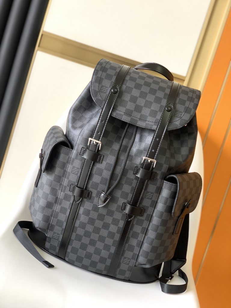 黑灰多功能Christopher 小号双肩包以 Monogram 帆布演绎出了徒步旅行包的粗犷而朴实的精神。 其款式别致，工作和娱乐使用两相皆宜，彰显高品质生活方式。41 x 47 x 13 cm (长 x 高 x 宽)-newbee