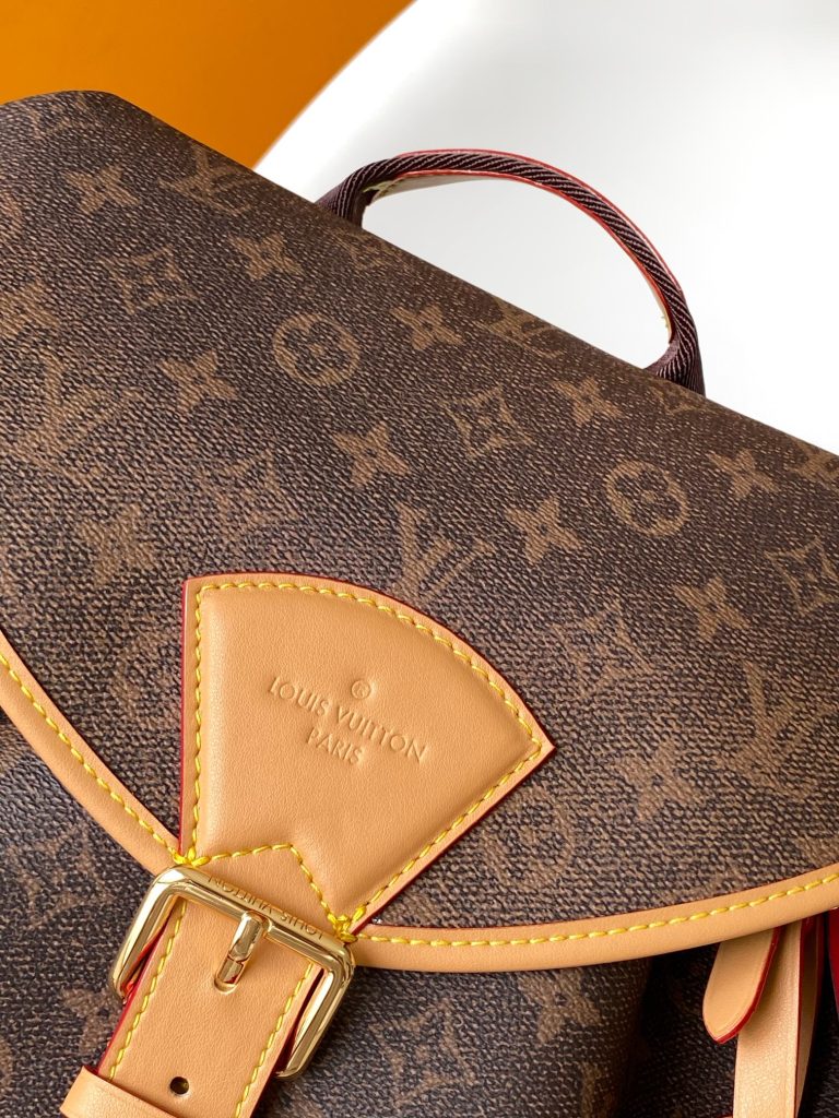 图片[7]-Montsouris 双肩包出自 Pharrell Williams 以 From Paris to Virginia 为主题的 2024 秋冬系列，为 Monogram Dust 帆布勾勒做旧牛皮革饰边，搭配 Marque L.Vuitton Déposée 装饰和非功能性流苏名牌。顶部手柄和肩带实现多种背携方式。32 x 40 x 19 厘米(长度 x 高 x 宽)-newbee