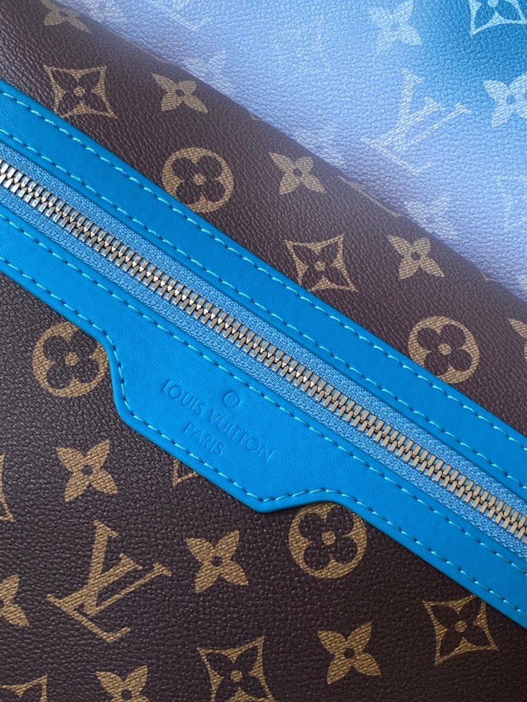 图片[6]-Discovery 小号双肩包取材 Monogram Eclipse 帆布，以更为紧凑的构型延续灵活功能。外袋、拉链前袋和开口侧袋方便取放物品，内袋确保收纳井然有序。29.0 x 38.0 x 20.0 厘米 (长 x 高 x 宽)-newbee
