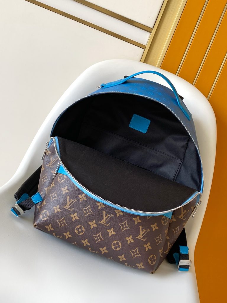 图片[9]-Discovery 小号双肩包取材 Monogram Eclipse 帆布，以更为紧凑的构型延续灵活功能。外袋、拉链前袋和开口侧袋方便取放物品，内袋确保收纳井然有序。29.0 x 38.0 x 20.0 厘米 (长 x 高 x 宽)-newbee