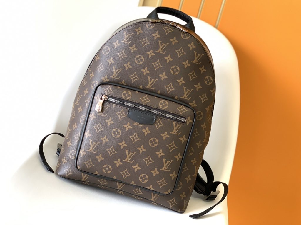 Josh 双肩包以 Monogram Macassar 帆布勾勒简约线条，融合考究构型和精致细节。轻盈设计内含充裕空间，令个人物品齐整随行。💠详细特征32 x 40 x 13cm(长度 x 高 x 宽)-newbee