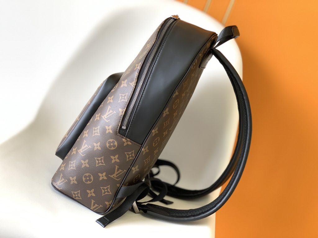 图片[3]-Josh 双肩包以 Monogram Macassar 帆布勾勒简约线条，融合考究构型和精致细节。轻盈设计内含充裕空间，令个人物品齐整随行。💠详细特征32 x 40 x 13cm(长度 x 高 x 宽)-newbee
