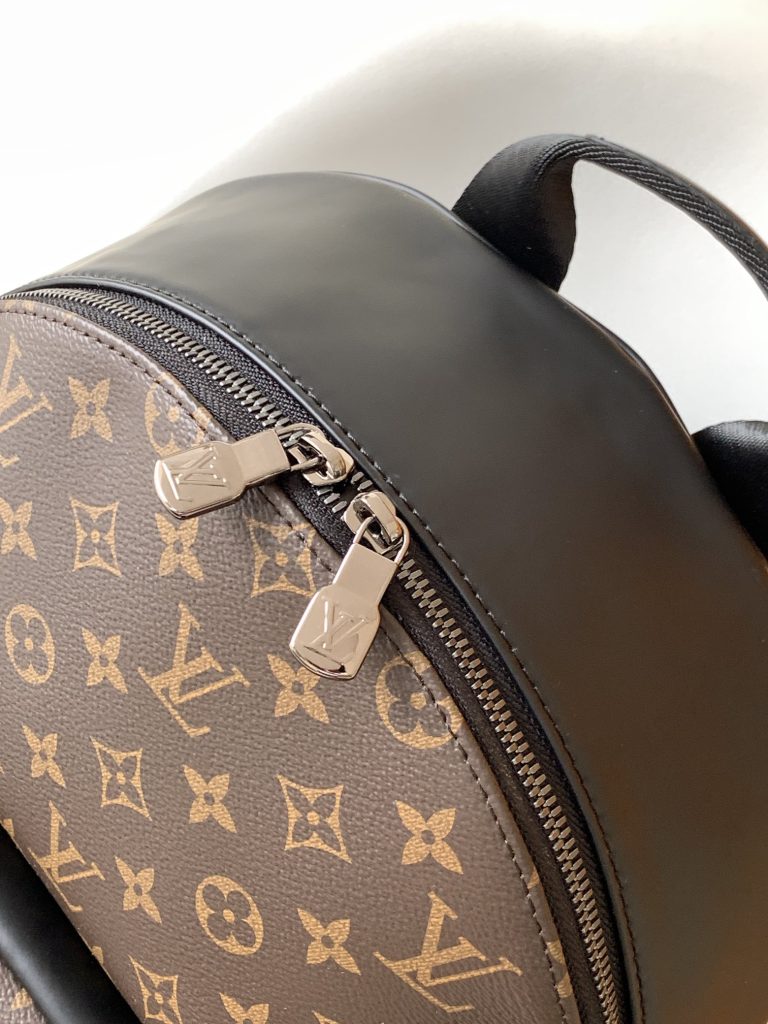 图片[7]-Josh 双肩包以 Monogram Macassar 帆布勾勒简约线条，融合考究构型和精致细节。轻盈设计内含充裕空间，令个人物品齐整随行。💠详细特征32 x 40 x 13cm(长度 x 高 x 宽)-newbee