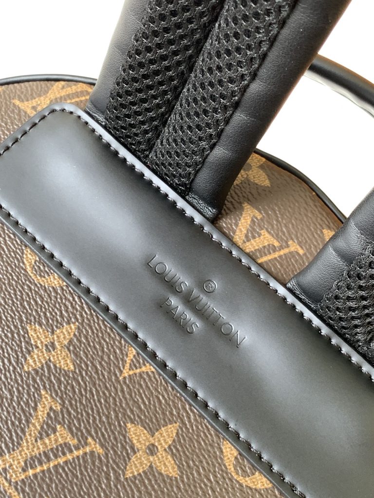 图片[8]-Josh 双肩包以 Monogram Macassar 帆布勾勒简约线条，融合考究构型和精致细节。轻盈设计内含充裕空间，令个人物品齐整随行。💠详细特征32 x 40 x 13cm(长度 x 高 x 宽)-newbee