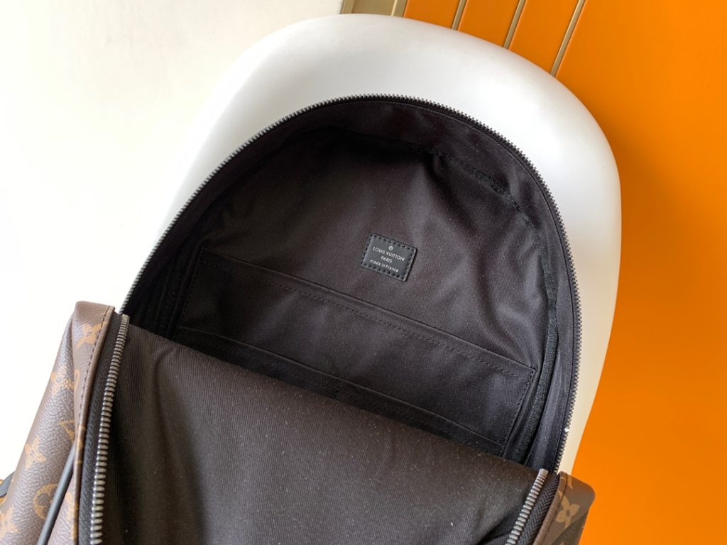 图片[9]-Josh 双肩包以 Monogram Macassar 帆布勾勒简约线条，融合考究构型和精致细节。轻盈设计内含充裕空间，令个人物品齐整随行。💠详细特征32 x 40 x 13cm(长度 x 高 x 宽)-newbee