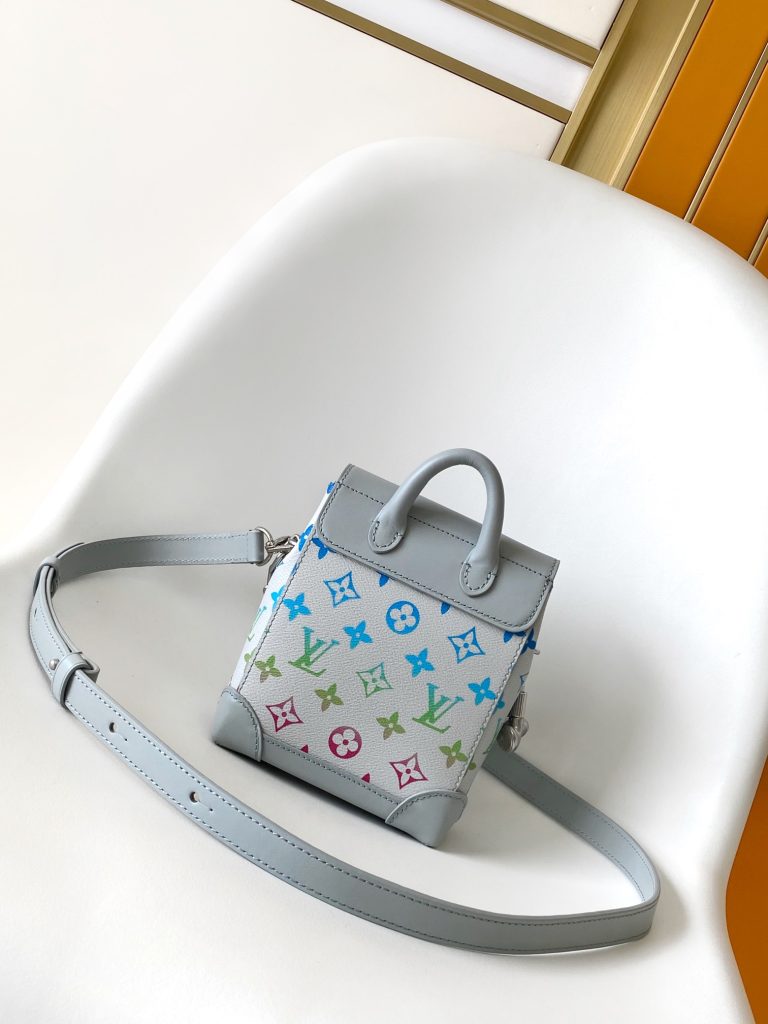 图片[3]-Nano Steamer 手袋取材 Monogram Eclipse 帆布，以袖珍尺寸浓缩 Steamer 手袋设计，全皮压花黑花黑皮链条背包挎包oo[握手][握手]借加固包角、饰针和链条复现原版元素。搭配顶部手柄和可拆卸并调节的链条，成就多种背携方式。15 x 18 x 7厘米-newbee
