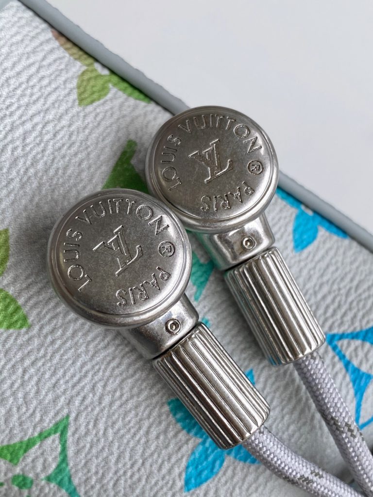 图片[6]-Nano Steamer 手袋取材 Monogram Eclipse 帆布，以袖珍尺寸浓缩 Steamer 手袋设计，全皮压花黑花黑皮链条背包挎包oo[握手][握手]借加固包角、饰针和链条复现原版元素。搭配顶部手柄和可拆卸并调节的链条，成就多种背携方式。15 x 18 x 7厘米-newbee