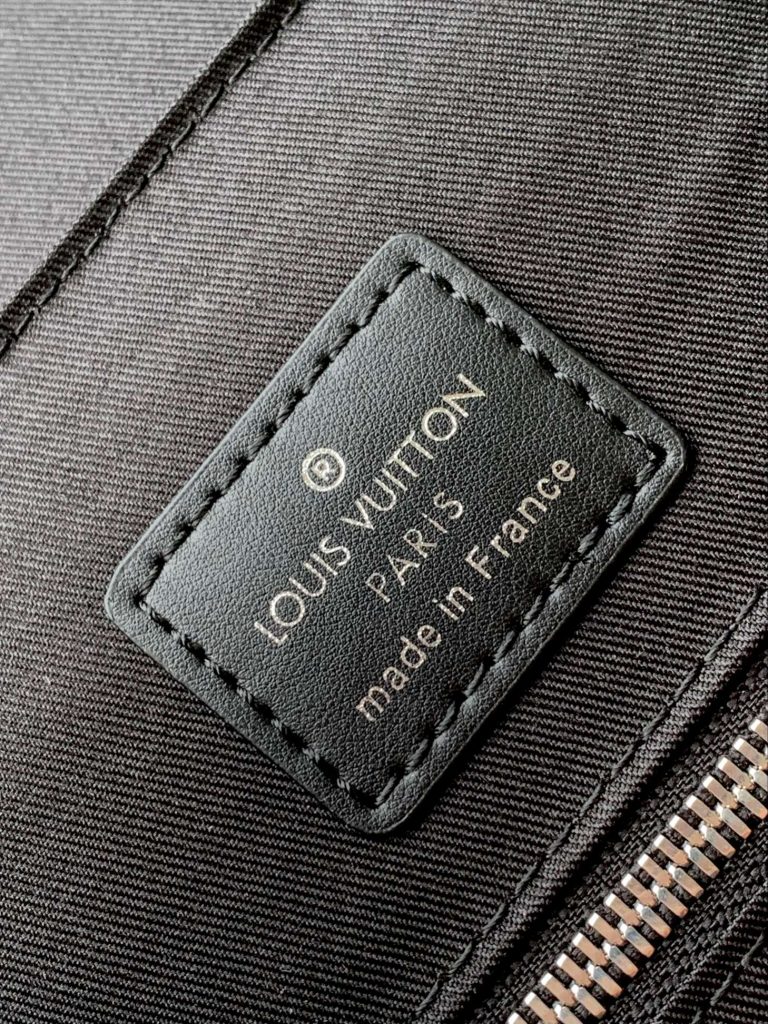 图片[2]-银花小号 Christopher 小号双肩包取材压印 Monogram 图案的 Taurillon 皮革，适中容量结合外侧袋与功能性内袋，搭配皮革肩带与哑光金属件。抽绳和按扣开合安全守护随行物品。尺寸：32 x 39 x 12 厘米-newbee