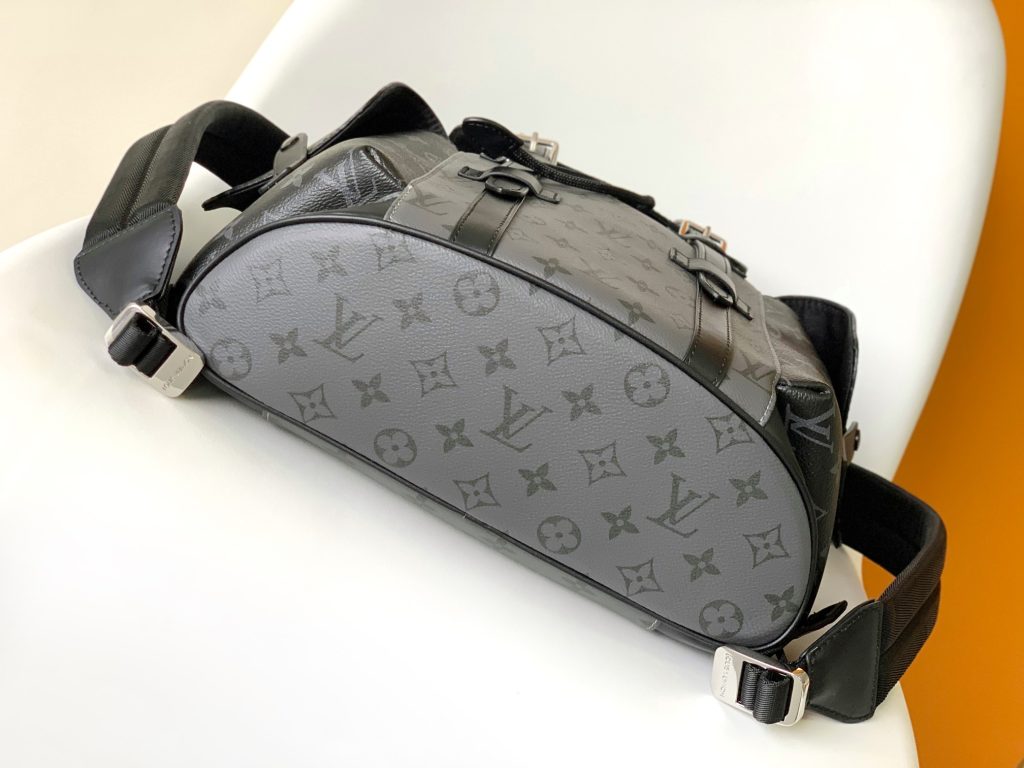 图片[5]-银花小号 Christopher 小号双肩包取材压印 Monogram 图案的 Taurillon 皮革，适中容量结合外侧袋与功能性内袋，搭配皮革肩带与哑光金属件。抽绳和按扣开合安全守护随行物品。尺寸：32 x 39 x 12 厘米-newbee