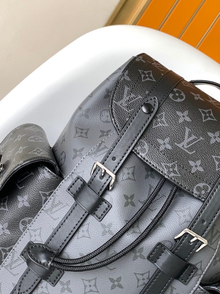 图片[6]-银花小号 Christopher 小号双肩包取材压印 Monogram 图案的 Taurillon 皮革，适中容量结合外侧袋与功能性内袋，搭配皮革肩带与哑光金属件。抽绳和按扣开合安全守护随行物品。尺寸：32 x 39 x 12 厘米-newbee