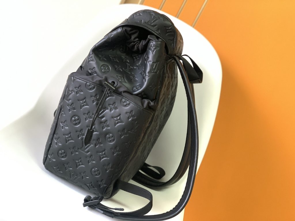 图片[3]-全皮压花 DISCOVERY 此款Discovery由质地柔软并饰有精致压纹的Monogram Shadow小牛皮裁制而成，全皮压花侧面双袋男士oo[握手][握手]风格动感。来自2018秋季季前展示系列设计，此款Discovery配有外袋，便于取物，钩眼扣抽绳开合牢靠安全。配有舒适的皮质背带与顶部手柄，便于手提与肩背。尺寸：35.0x 54.5x 19.0 cm-newbee