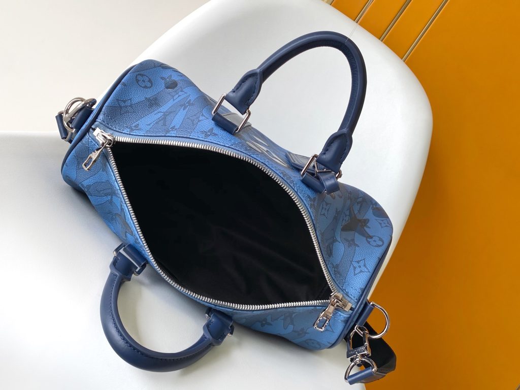图片[2]-Keepall Bandoulière 35 手袋借 Monogram Eclipse 涂层帆布传递内敛气度。皮革顶部手柄、侧带和金属件彰显经典传承，可拆卸并调节的肩带实现舒适肩背。34.0 x 21.0 x 16.0 厘米 (长 x 高 x 宽)-newbee