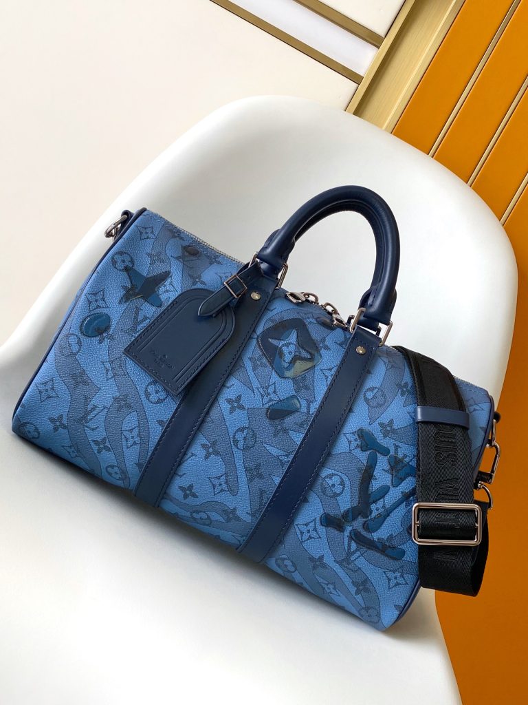 Keepall Bandoulière 35 手袋借 Monogram Eclipse 涂层帆布传递内敛气度。皮革顶部手柄、侧带和金属件彰显经典传承，可拆卸并调节的肩带实现舒适肩背。34.0 x 21.0 x 16.0 厘米 (长 x 高 x 宽)-newbee