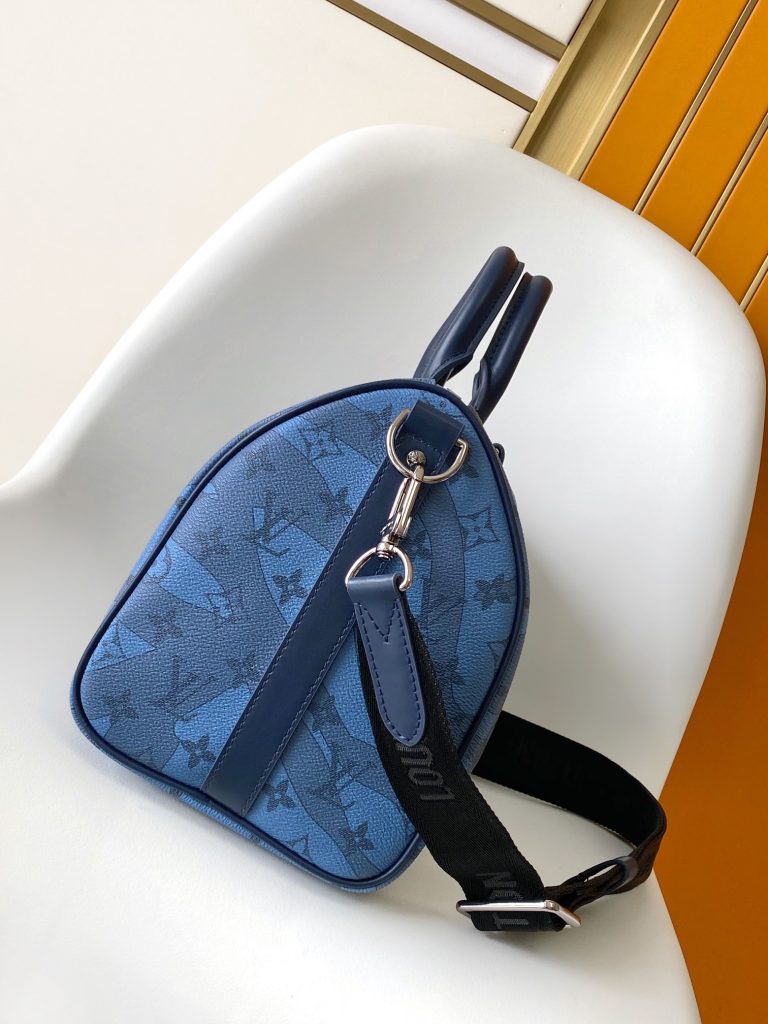 图片[3]-Keepall Bandoulière 35 手袋借 Monogram Eclipse 涂层帆布传递内敛气度。皮革顶部手柄、侧带和金属件彰显经典传承，可拆卸并调节的肩带实现舒适肩背。34.0 x 21.0 x 16.0 厘米 (长 x 高 x 宽)-newbee
