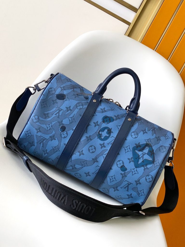 图片[4]-Keepall Bandoulière 35 手袋借 Monogram Eclipse 涂层帆布传递内敛气度。皮革顶部手柄、侧带和金属件彰显经典传承，可拆卸并调节的肩带实现舒适肩背。34.0 x 21.0 x 16.0 厘米 (长 x 高 x 宽)-newbee