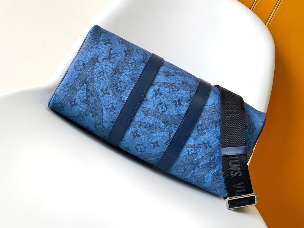 图片[5]-Keepall Bandoulière 35 手袋借 Monogram Eclipse 涂层帆布传递内敛气度。皮革顶部手柄、侧带和金属件彰显经典传承，可拆卸并调节的肩带实现舒适肩背。34.0 x 21.0 x 16.0 厘米 (长 x 高 x 宽)-newbee