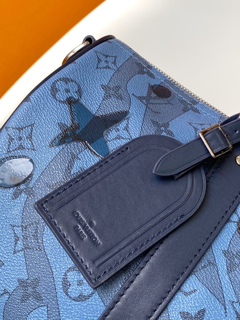 图片[6]-Keepall Bandoulière 35 手袋借 Monogram Eclipse 涂层帆布传递内敛气度。皮革顶部手柄、侧带和金属件彰显经典传承，可拆卸并调节的肩带实现舒适肩背。34.0 x 21.0 x 16.0 厘米 (长 x 高 x 宽)-newbee