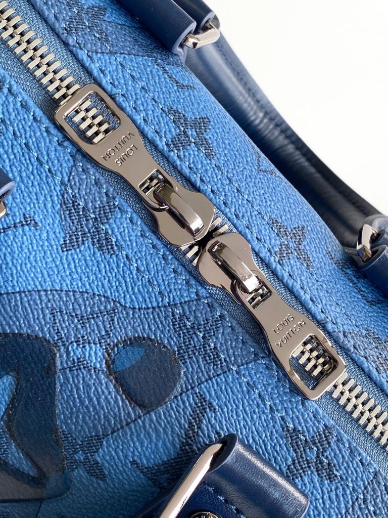图片[7]-Keepall Bandoulière 35 手袋借 Monogram Eclipse 涂层帆布传递内敛气度。皮革顶部手柄、侧带和金属件彰显经典传承，可拆卸并调节的肩带实现舒适肩背。34.0 x 21.0 x 16.0 厘米 (长 x 高 x 宽)-newbee