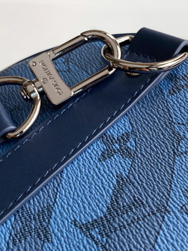 图片[8]-Keepall Bandoulière 35 手袋借 Monogram Eclipse 涂层帆布传递内敛气度。皮革顶部手柄、侧带和金属件彰显经典传承，可拆卸并调节的肩带实现舒适肩背。34.0 x 21.0 x 16.0 厘米 (长 x 高 x 宽)-newbee