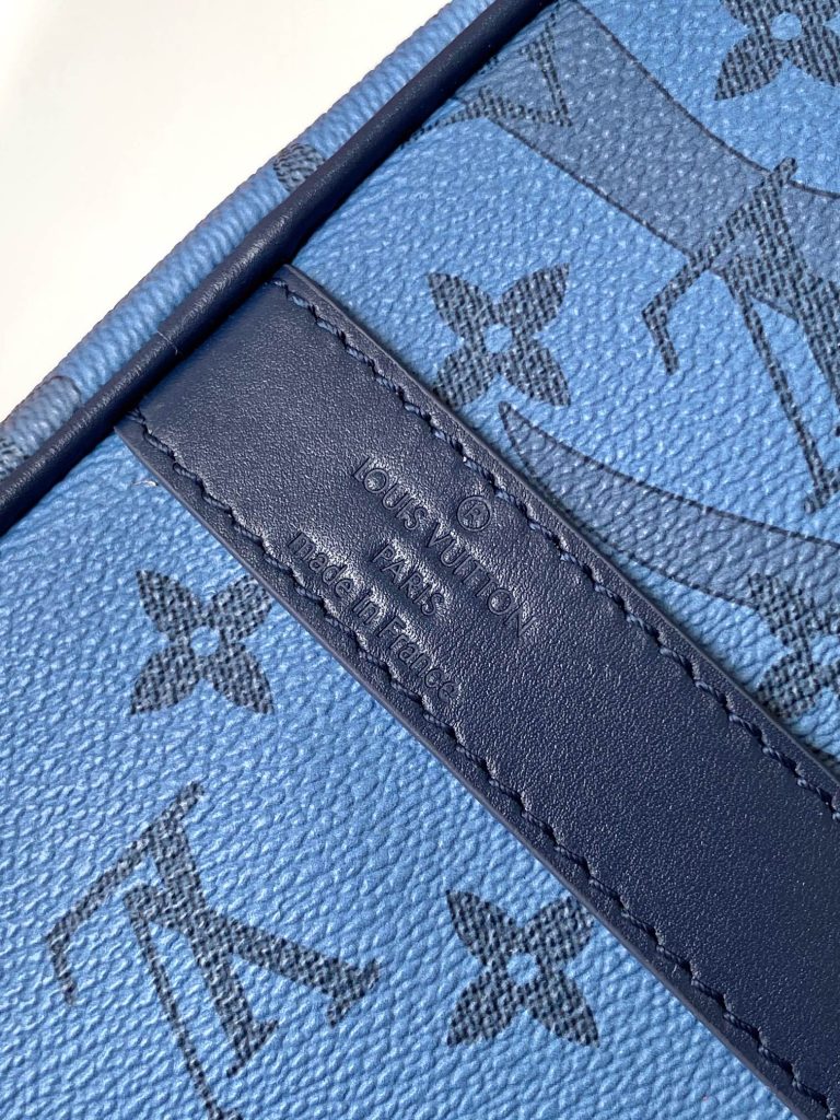 图片[9]-Keepall Bandoulière 35 手袋借 Monogram Eclipse 涂层帆布传递内敛气度。皮革顶部手柄、侧带和金属件彰显经典传承，可拆卸并调节的肩带实现舒适肩背。34.0 x 21.0 x 16.0 厘米 (长 x 高 x 宽)-newbee