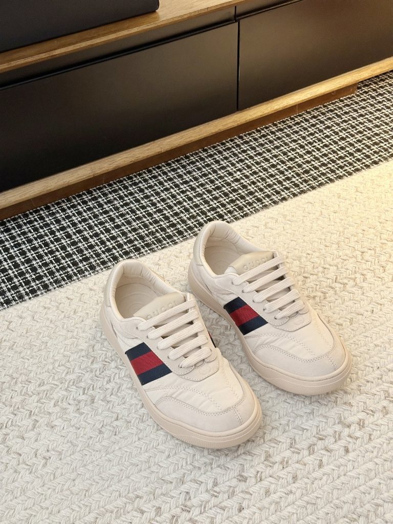 𝐆𝐮𝐜𝐜𝐢 ➢鞋面材质：原版定制尼龙面料磨砂牛皮➢鞋里材质：羊皮➢鞋底材质：原版开模TPU软底➢鞋码选购：女35-39-newbee