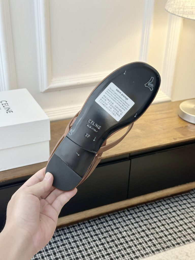 图片[2]-〖𝐂𝐄𝐋𝐈𝐍𝐄〗SS新品思琳复古罗马凉鞋 进出无压力，重工版，拒绝一眼假low货 原版楦型，调试N次、这款上脚绝对Vintage复古风味十足-newbee