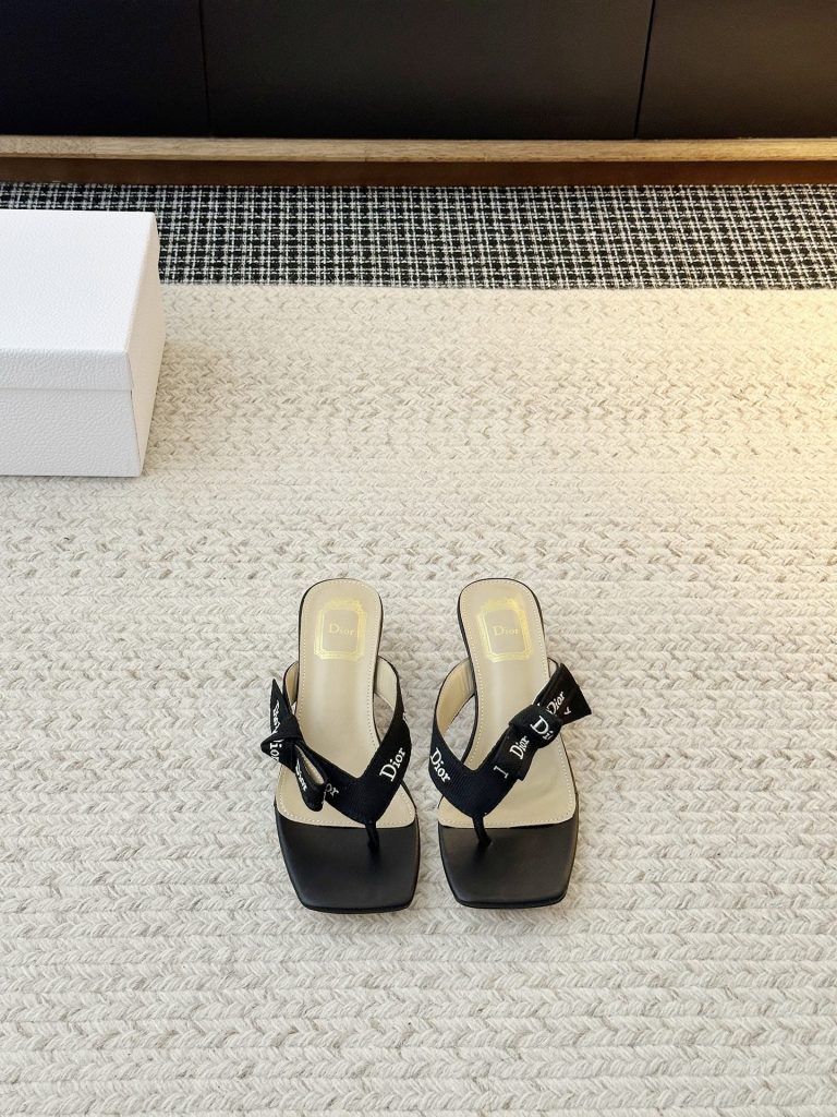 【𝐃𝐢𝐨𝐫日常松弛感方头凉鞋 】 标志性 「𝐂𝐇𝐑𝐈𝐒𝐓𝐈𝐀𝐍 𝐃𝐈𝐨𝐫」织带 贯穿鞋面，巴黎时尚血统直白彰显，是辨识度与格调的双重暴击；方头剪裁 利落勾勒线条，中跟弧度 暗藏巧思 ——既衬出小腿纤细比例，又贴合足底工学，暴走全天也毫无压力-newbee