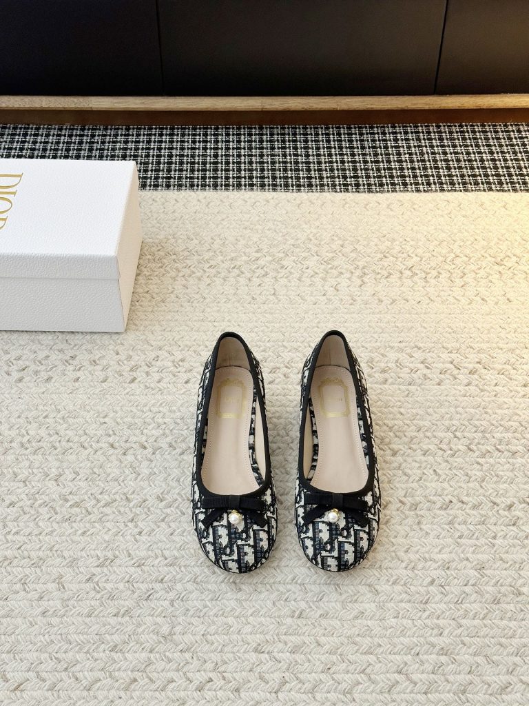 【𝐃𝐢𝐨𝐫日常松弛感一脚蹬单鞋 】标志性 「𝐂𝐇𝐑𝐈𝐒𝐓𝐈𝐀𝐍 𝐃𝐈𝐨𝐫」织带 贯穿鞋面，巴黎时尚血统直白彰显，是辨识度与格调的双重暴击；方头剪裁 利落勾勒线条，中跟弧度 暗藏巧思 ——既衬出小腿纤细比例，又贴合足底工学，暴走全天也毫无压力-newbee