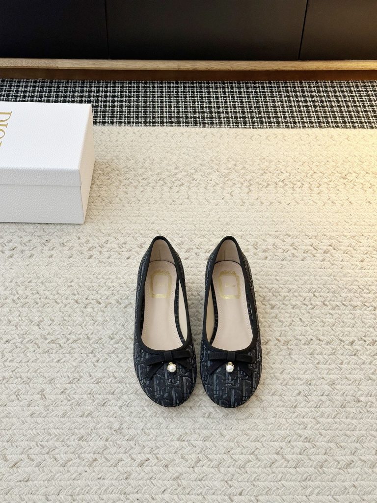 【𝐃𝐢𝐨𝐫日常松弛感一脚蹬单鞋 】 标志性 「𝐂𝐇𝐑𝐈𝐒𝐓𝐈𝐀𝐍 𝐃𝐈𝐨𝐫」织带 贯穿鞋面，巴黎时尚血统直白彰显，是辨识度与格调的双重暴击；方头剪裁 利落勾勒线条，中跟弧度 暗藏巧思 ——既衬出小腿纤细比例，又贴合足底工学，暴走全天也毫无压力-newbee