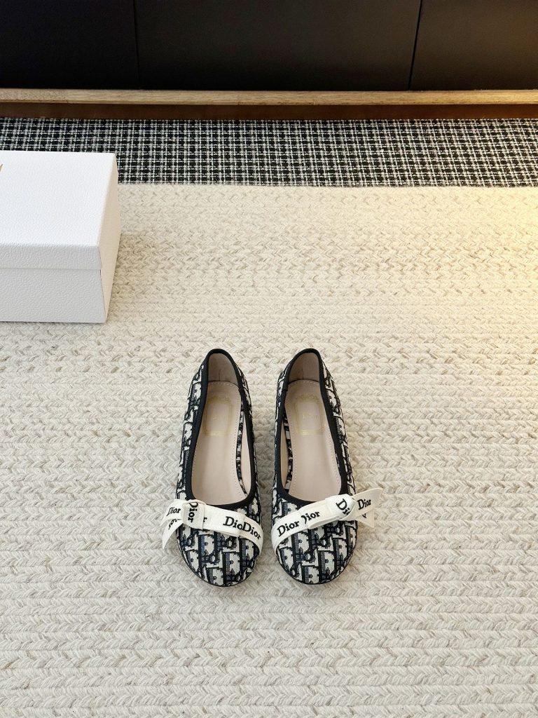 【𝐃𝐢𝐨𝐫日常松弛感一脚蹬单鞋 】 标志性 「𝐂𝐇𝐑𝐈𝐒𝐓𝐈𝐀𝐍 𝐃𝐈𝐨𝐫」织带 贯穿鞋面，巴黎时尚血统直白彰显，是辨识度与格调的双重暴击；方头剪裁 利落勾勒线条，中跟弧度 暗藏巧思 ——既衬出小腿纤细比例，又贴合足底工学，暴走全天也毫无压力-newbee