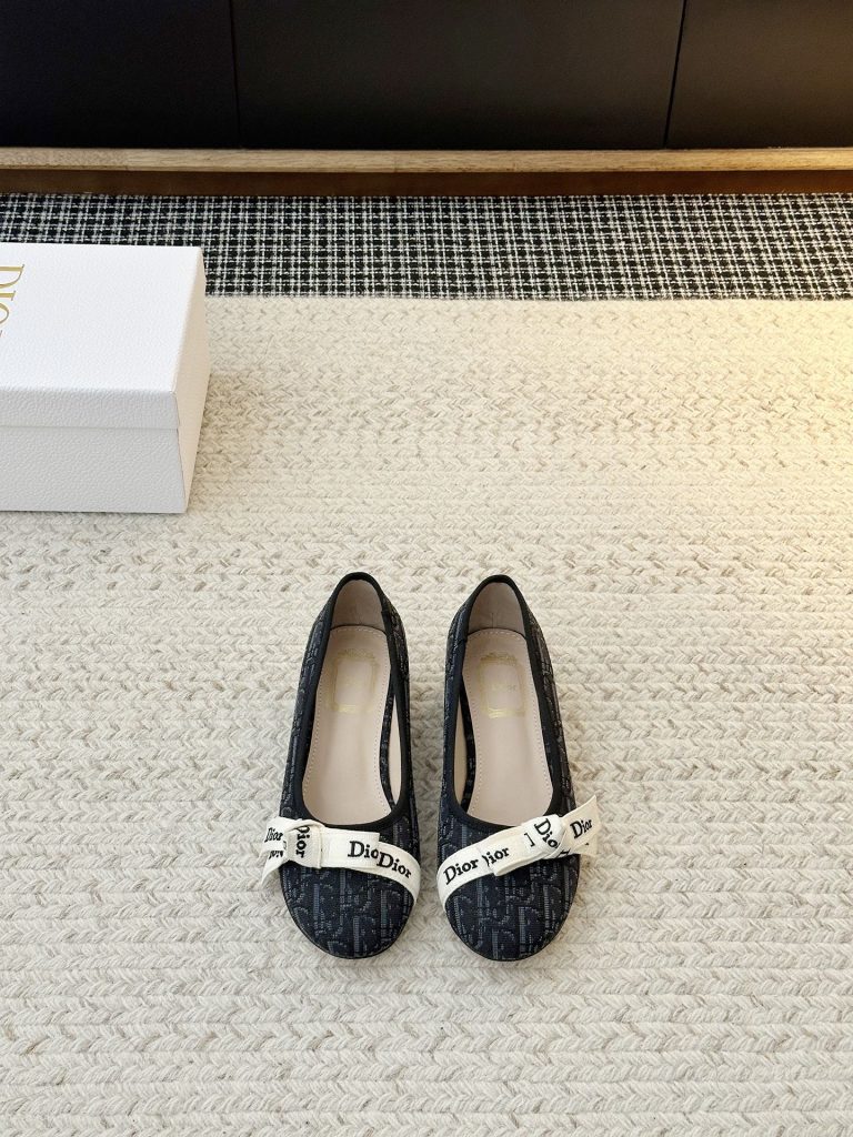 【𝐃𝐢𝐨𝐫日常松弛感一脚蹬单鞋 】标志性 「𝐂𝐇𝐑𝐈𝐒𝐓𝐈𝐀𝐍 𝐃𝐈𝐨𝐫」织带 贯穿鞋面，巴黎时尚血统直白彰显，是辨识度与格调的双重暴击；方头剪裁 利落勾勒线条，中跟弧度 暗藏巧思 ——既衬出小腿纤细比例，又贴合足底工学，暴走全天也毫无压力-newbee