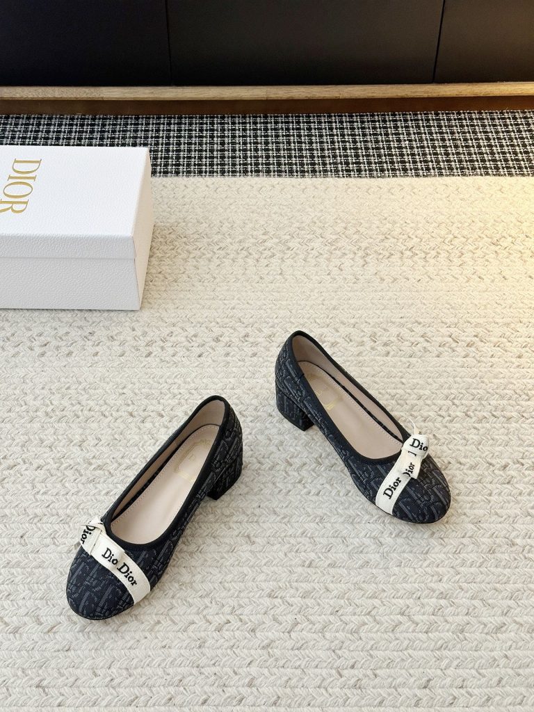 图片[4]-【𝐃𝐢𝐨𝐫日常松弛感一脚蹬单鞋 】标志性 「𝐂𝐇𝐑𝐈𝐒𝐓𝐈𝐀𝐍 𝐃𝐈𝐨𝐫」织带 贯穿鞋面，巴黎时尚血统直白彰显，是辨识度与格调的双重暴击；方头剪裁 利落勾勒线条，中跟弧度 暗藏巧思 ——既衬出小腿纤细比例，又贴合足底工学，暴走全天也毫无压力-newbee