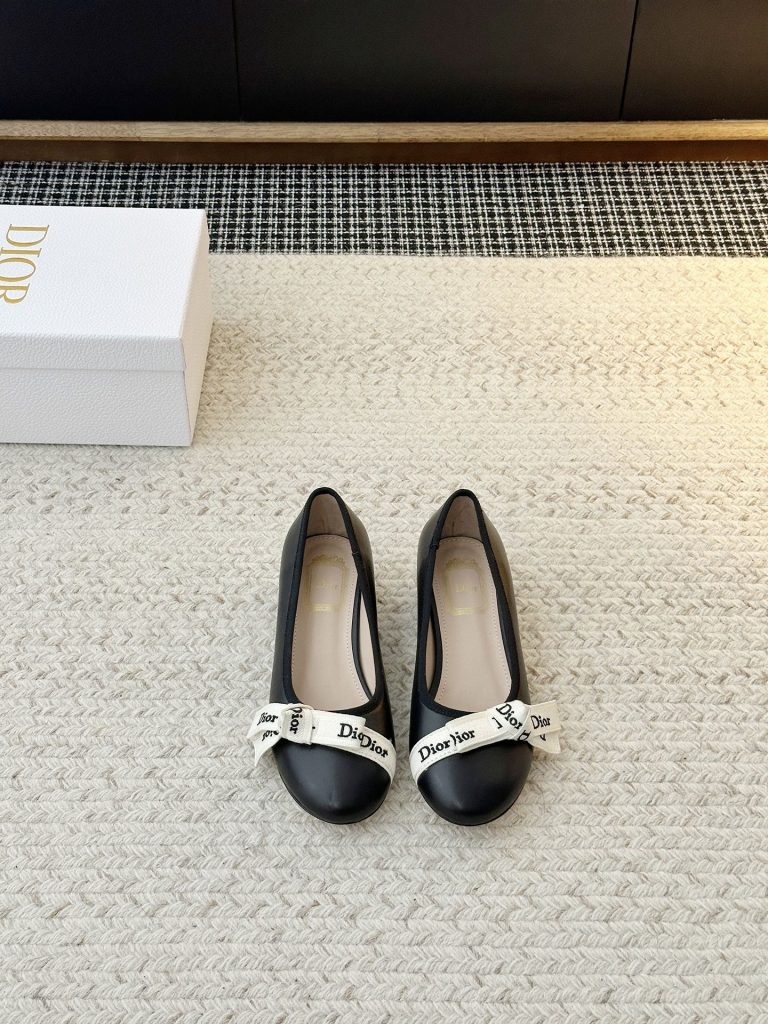 【𝐃𝐢𝐨𝐫日常松弛感一脚蹬单鞋 】 标志性 「𝐂𝐇𝐑𝐈𝐒𝐓𝐈𝐀𝐍 𝐃𝐈𝐨𝐫」织带 贯穿鞋面，巴黎时尚血统直白彰显，是辨识度与格调的双重暴击；方头剪裁 利落勾勒线条，中跟弧度 暗藏巧思 ——既衬出小腿纤细比例，又贴合足底工学，暴走全天也毫无压力-newbee