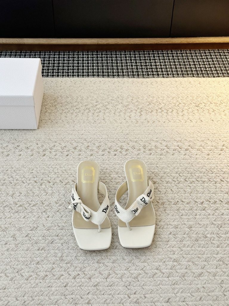 【𝐃𝐢𝐨𝐫日常松弛感方头凉鞋 】标志性 「𝐂𝐇𝐑𝐈𝐒𝐓𝐈𝐀𝐍 𝐃𝐈𝐨𝐫」织带 贯穿鞋面，巴黎时尚血统直白彰显，是辨识度与格调的双重暴击；方头剪裁 利落勾勒线条，中跟弧度 暗藏巧思 ——既衬出小腿纤细比例，又贴合足底工学，暴走全天也毫无压力-newbee