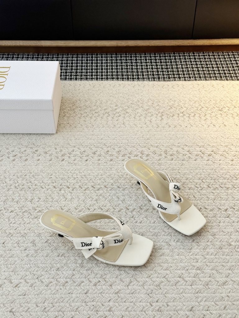 图片[5]-【𝐃𝐢𝐨𝐫日常松弛感方头凉鞋 】标志性 「𝐂𝐇𝐑𝐈𝐒𝐓𝐈𝐀𝐍 𝐃𝐈𝐨𝐫」织带 贯穿鞋面，巴黎时尚血统直白彰显，是辨识度与格调的双重暴击；方头剪裁 利落勾勒线条，中跟弧度 暗藏巧思 ——既衬出小腿纤细比例，又贴合足底工学，暴走全天也毫无压力-newbee