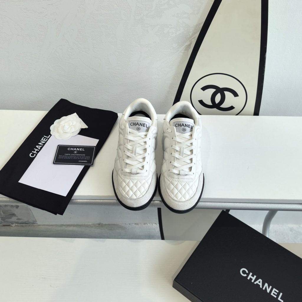 Chanel 小香 爆款德训鞋 黑白 运动鞋 休闲板鞋 原版开发面料: 原版定制羊皮+羊京内里: 原版进口透气绒布+羊皮里大底: 原版开模橡胶+TPU组合Size: 女款35-40 配包转-newbee