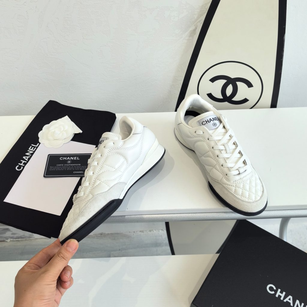 图片[6]-Chanel 小香 爆款德训鞋 黑白 运动鞋 休闲板鞋 原版开发面料: 原版定制羊皮+羊京内里: 原版进口透气绒布+羊皮里大底: 原版开模橡胶+TPU组合Size: 女款35-40 配包转-newbee
