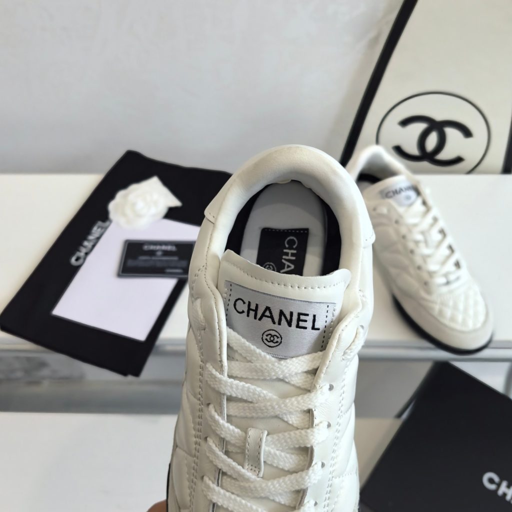 图片[8]-Chanel 小香 爆款德训鞋 黑白 运动鞋 休闲板鞋 原版开发面料: 原版定制羊皮+羊京内里: 原版进口透气绒布+羊皮里大底: 原版开模橡胶+TPU组合Size: 女款35-40 配包转-newbee