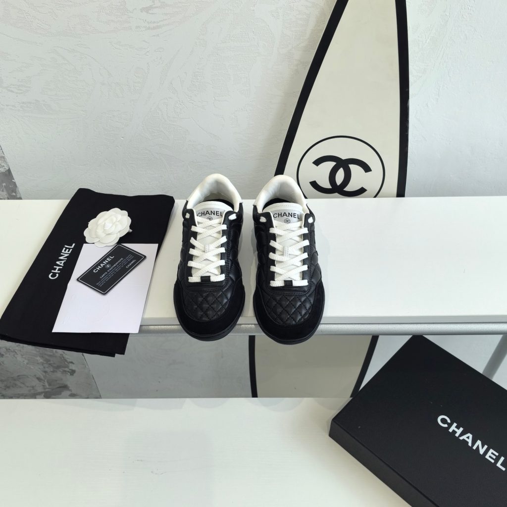 Chanel 小香 爆款德训鞋 黑白 运动鞋 休闲板鞋 原版开发面料: 原版定制羊皮+羊京内里: 原版进口透气绒布+羊皮里大底: 原版开模橡胶+TPU组合Size: 女款35-40 配包转-newbee