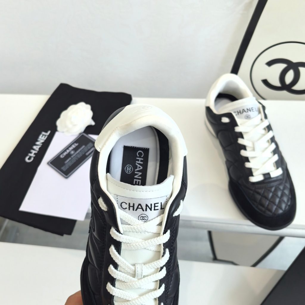 图片[9]-Chanel 小香 爆款德训鞋 黑白 运动鞋 休闲板鞋 原版开发面料: 原版定制羊皮+羊京内里: 原版进口透气绒布+羊皮里大底: 原版开模橡胶+TPU组合Size: 女款35-40 配包转-newbee