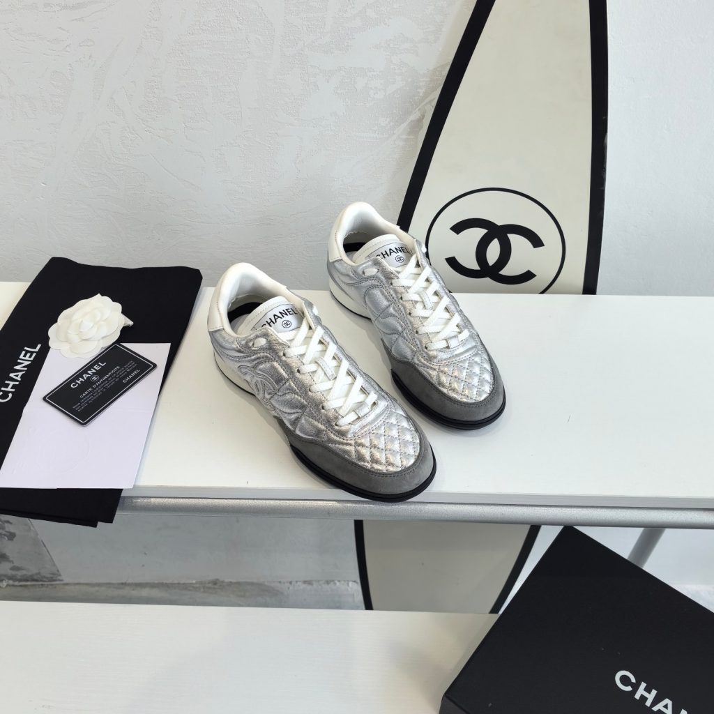 图片[4]-Chanel 小香 爆款德训鞋 黑白 运动鞋 休闲板鞋 原版开发面料: 原版定制羊皮+羊京内里: 原版进口透气绒布+羊皮里大底: 原版开模橡胶+TPU组合Size: 女款35-40 配包转-newbee