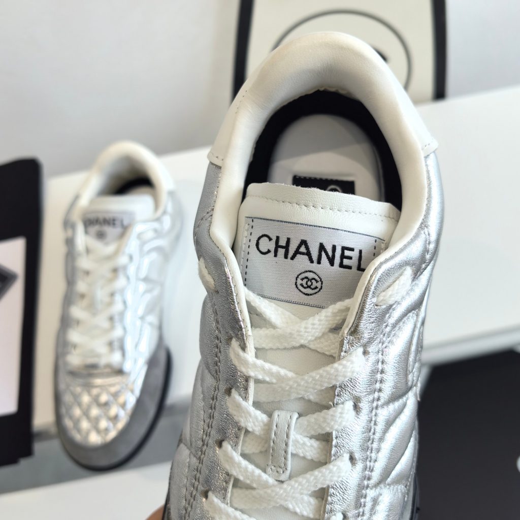 图片[8]-Chanel 小香 爆款德训鞋 黑白 运动鞋 休闲板鞋 原版开发面料: 原版定制羊皮+羊京内里: 原版进口透气绒布+羊皮里大底: 原版开模橡胶+TPU组合Size: 女款35-40 配包转-newbee