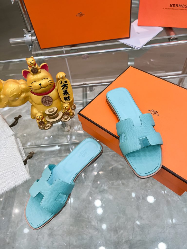 2023HERMES 纯进口意大利 Epsom皮 Oran凉鞋 最新配色，上脚更舒适，H有历史代表作品，永恒经典款H凉拖，居家出行两不误，此鞋款是您衣柜的点睛之笔，上脚颜值超高💃🏻💃🏻💃🏻鞋面材质💗：纯进口牛皮牛里鞋中底 💖: 纯进口牛皮包中底鞋底材质💗：零裂缝真皮中大底👑👑👑码数 💗：35-40全码(34 41 42定做不退不换)-newbee