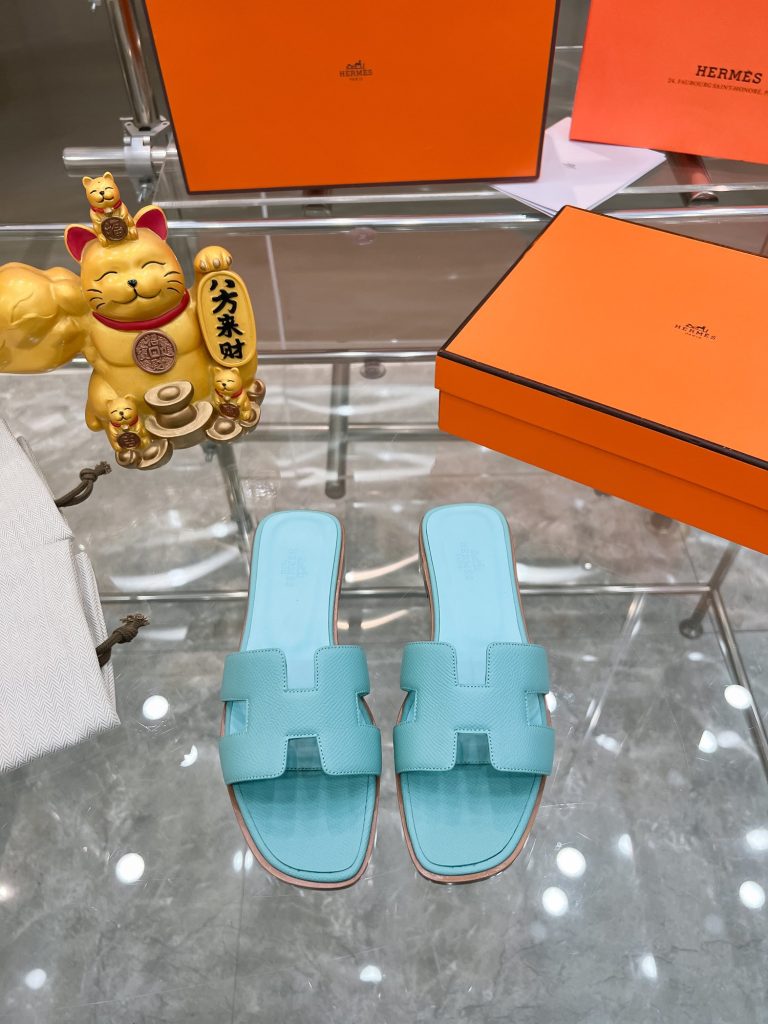 图片[2]-2023HERMES 纯进口意大利 Epsom皮 Oran凉鞋 最新配色，上脚更舒适，H有历史代表作品，永恒经典款H凉拖，居家出行两不误，此鞋款是您衣柜的点睛之笔，上脚颜值超高💃🏻💃🏻💃🏻鞋面材质💗：纯进口牛皮牛里鞋中底 💖: 纯进口牛皮包中底鞋底材质💗：零裂缝真皮中大底👑👑👑码数 💗：35-40全码(34 41 42定做不退不换)-newbee