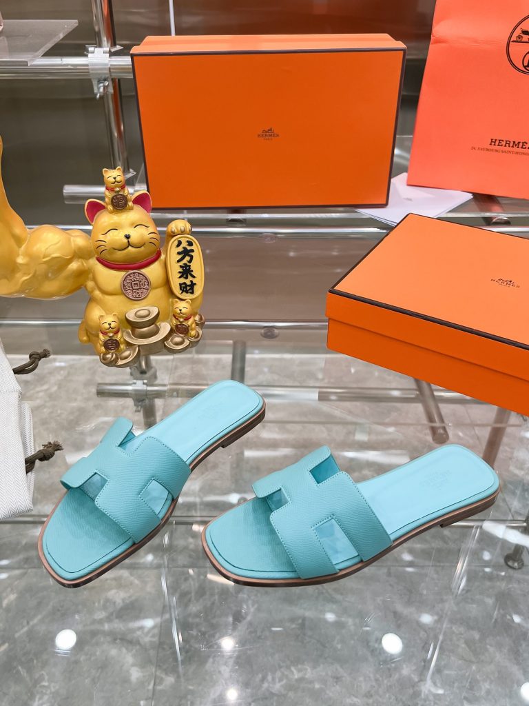 图片[3]-2023HERMES 纯进口意大利 Epsom皮 Oran凉鞋 最新配色，上脚更舒适，H有历史代表作品，永恒经典款H凉拖，居家出行两不误，此鞋款是您衣柜的点睛之笔，上脚颜值超高💃🏻💃🏻💃🏻鞋面材质💗：纯进口牛皮牛里鞋中底 💖: 纯进口牛皮包中底鞋底材质💗：零裂缝真皮中大底👑👑👑码数 💗：35-40全码(34 41 42定做不退不换)-newbee
